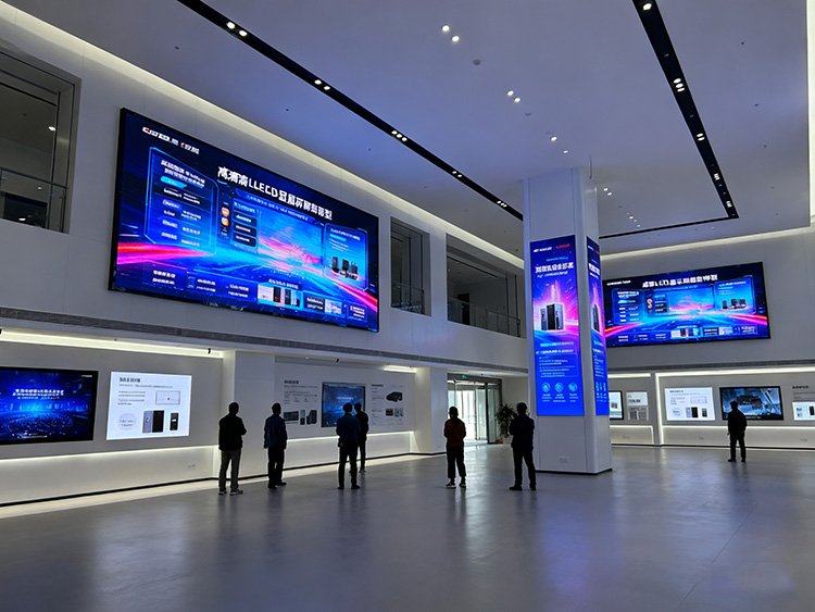 成都LED顯示屏應用指南：商鋪門頭/會議大屏/舞臺租賃如何選？- 場景方案全解析